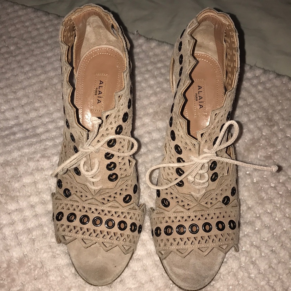 ALAÏA LASER CUT GROMMET SANDALS